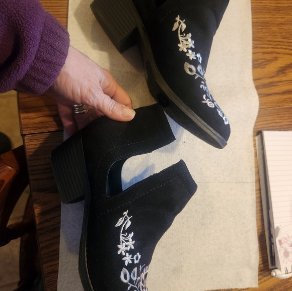 🔵Olivia Miller 'Rosedale' Embroidered Ankle Booties Size 7 1/2 - Picture 4 of 4